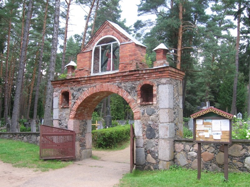Vyžuonų kapinių vartai